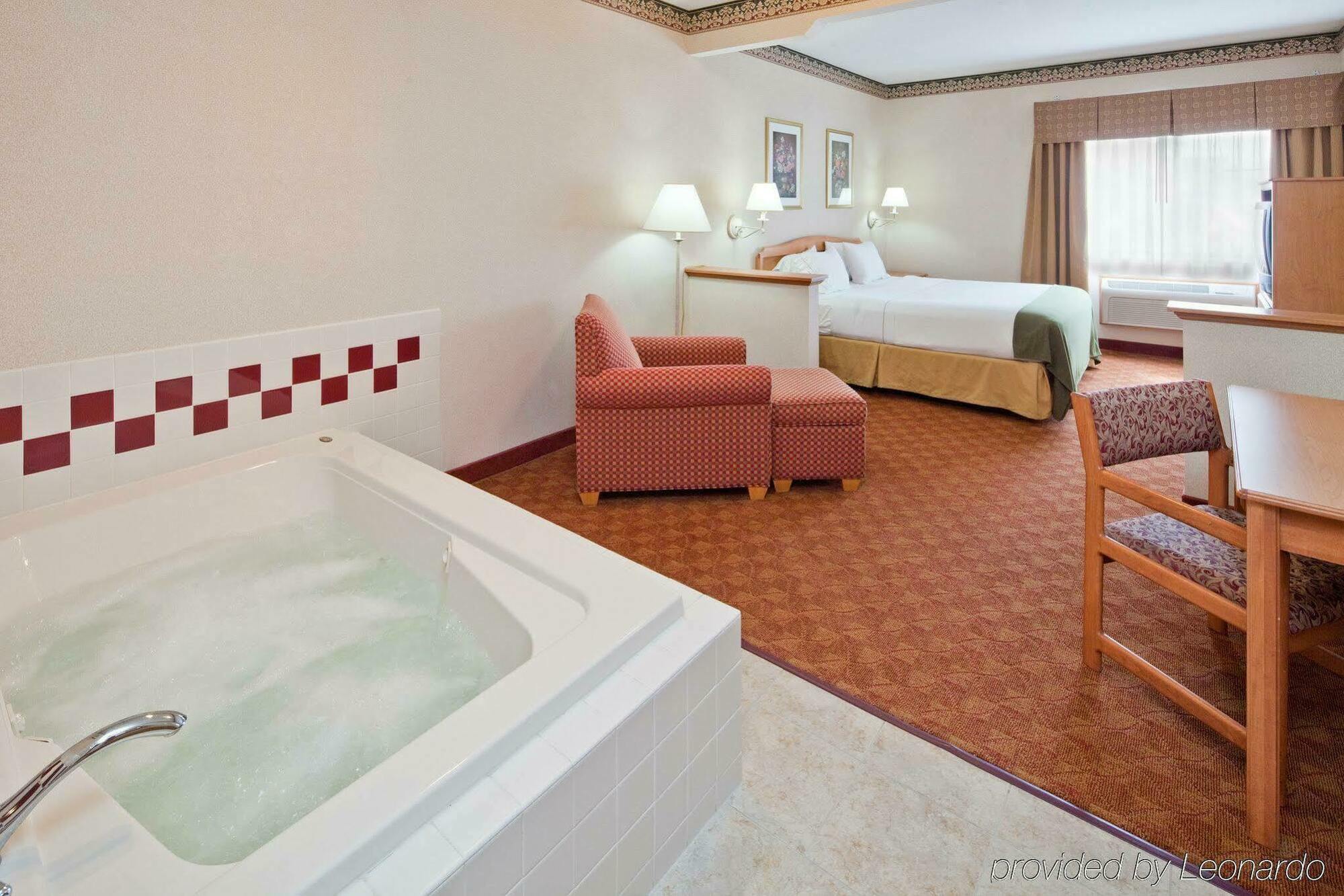 Holiday Inn Express Hotel & Suites Wauseon By Ihg Ruang foto